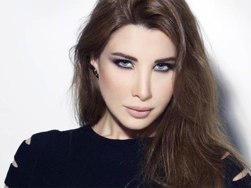 نانسي عجرم تتعرّض لموقف مُحرِج على المسرح ولم تتمالك نفسها.. اضغط لمشاهدة الفيديو